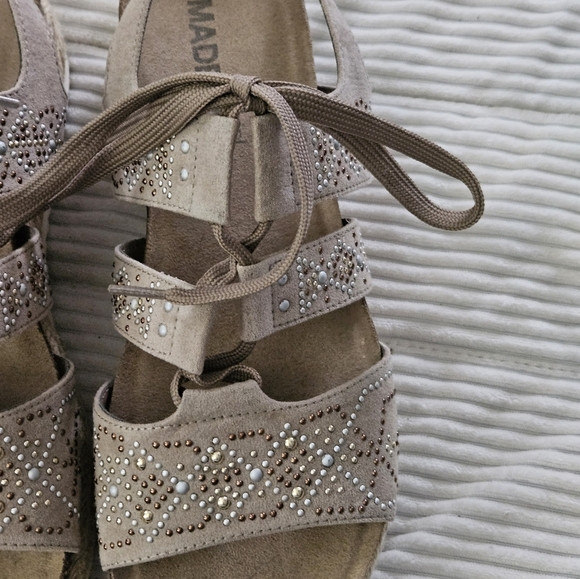 Madeline Girl Women's Beige Sandals with Rhinestone Detailing Size 8.5 - Picture 3 of 10